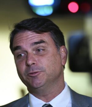 Artigo: Para empresários, Flávio Bolsonaro compara Lula a um “Opala velho”