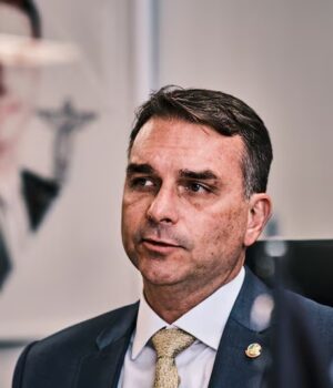 Artigo: Seguidores criticam Flávio Bolsonaro após apoio a Vinícius Júnior: “vai perder voto”