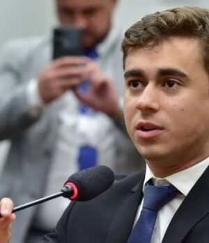 Artigo: Bolsonaristas veem Nikolas Ferreira como sucessor de Flavio, diz coluna