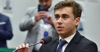 Artigo: Bolsonaristas veem Nikolas Ferreira como sucessor de Flavio, diz coluna