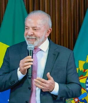 Artigo: UOL: presidente Lula prepara projeto de lei para o fim da escala 6×1