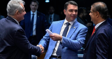 Artigo: Após declarar voto, Angelo Coronel cola em Flávio Bolsonaro no Senado