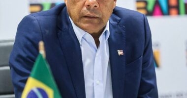 Artigo: “Além de não fazer, dificulta”, dispara Jerônimo sobre entrega de casas travadas pela prefeitura de Salvador