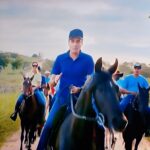 Artigo: ACM Neto surpreende e aparece andando a cavalo em propaganda na TV