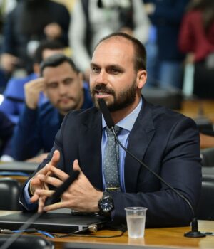 Artigo: Eduardo Bolsonaro diz que levará denúncias sobre eleições brasileiras aos EUA