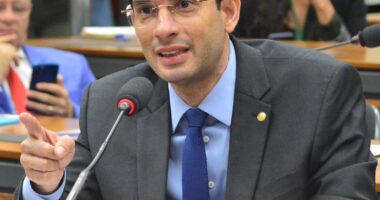 Artigo: Hugo Motta indica Léo Prates como novo relator do fim da escala 6×1