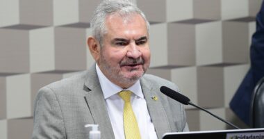 Artigo: Angelo Coronel assina texto de senador do PL em oposição ao fim da escala 6×1