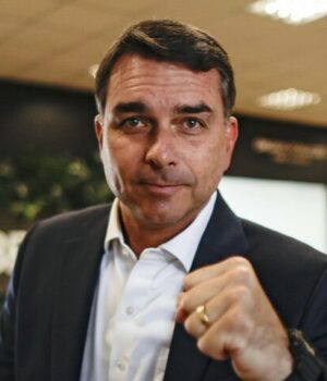 Artigo: Flávio Bolsonaro questiona urnas eletrônicas e TSE rebate declarações