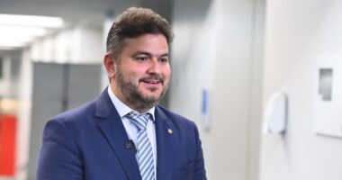 Artigo: Diego Coronel culpa assessoria por assinar emenda que adia fim da escala 6×1