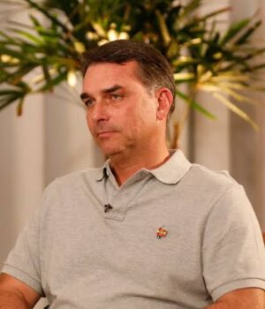 Artigo: UOL: investigações atingem centrão e embaralham pré-candidatura de Flávio Bolsonaro