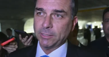 Artigo: Jornalista diz que decisão favorável do TSE pode ser “tiro no pé” de Flávio Bolsonaro
