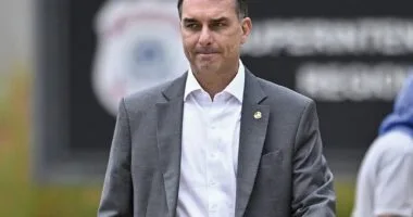 Artigo: Em editorial, Estadão diz que Flávio Bolsonaro é candidato “sob suspeita”