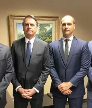 Artigo: Filhos cobram posição de Jair Bolsonaro após vídeo de Michelle contra Flávio e Eduardo