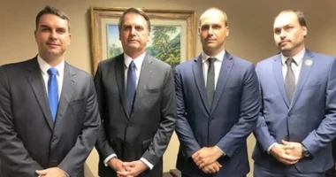 Artigo: Filhos cobram posição de Jair Bolsonaro após vídeo de Michelle contra Flávio e Eduardo