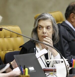 Artigo: Cármen Lúcia responde ataque de Flávio às urnas eletrônicas e faz alerta sobre democracia