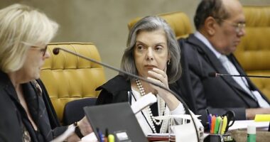 Artigo: Cármen Lúcia responde ataque de Flávio às urnas eletrônicas e faz alerta sobre democracia