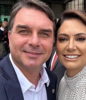 Artigo: Colunista chama Flávio de “cúmplice” por falta de posição contra ataques a Michelle