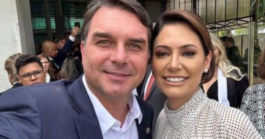 Artigo: Colunista chama Flávio de “cúmplice” por falta de posição contra ataques a Michelle