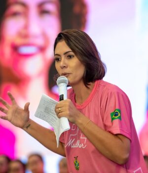 Artigo: Em meio a tensão no PL, legenda abre as portas para possível filiação de Michelle Bolsonaro