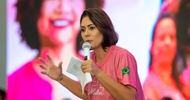 Artigo: Jair Bolsonaro teria insistido que Michelle fizesse vídeo em apoio à candidatura de Flávio, diz jornalista