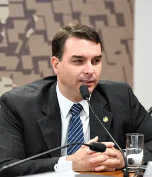 Artigo: Flávio Bolsonaro envia carta com lista de promessas aos Estados Unidos caso vença eleição