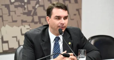 Artigo: Flávio Bolsonaro envia carta com lista de promessas aos Estados Unidos caso vença eleição