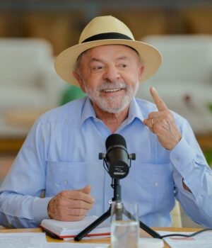 Artigo: AtlasIntel: Lula tem imagem positiva para 48% dos brasileiros; Flávio Bolsonaro registra 37%