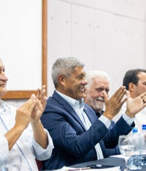 Artigo: Jerônimo Rodrigues renova críticas e recebe prefeitos ligados a Neto em reunião em Salvador