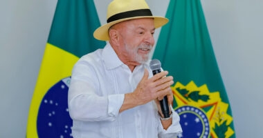 Artigo: PoderData/Aya: Lula lídera no primeiro turno com 41% contra 35% de Flávio Bolsoonaro