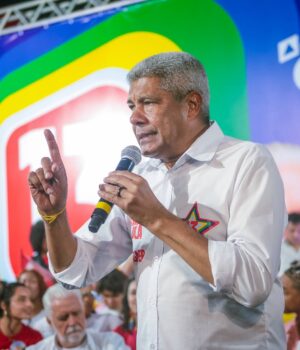 Artigo: “Aqui não se cria”, diz Jerônimo sobre Neto e Flávio Bolsonaro em ato com a juventude