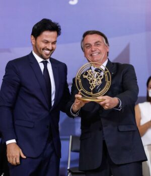 Artigo: Revista aponta atuação de ex-ministro de Bolsonaro em articulações do Banco Master em Brasília