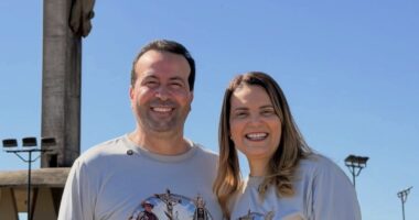 Artigo: Marido de Sheila Lemos “dribla” lei eleitoral ao divulgar número antes da data