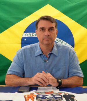 Artigo: Flávio repete lives do pai, mas têm audiência abaixo do esperado por aliados