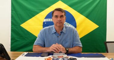 Artigo: Flávio repete lives do pai, mas têm audiência abaixo do esperado por aliados