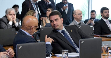 Artigo: Ao lado de investigado, Flávio Bolsonaro viajou em avião ligado a Daniel Vorcaro