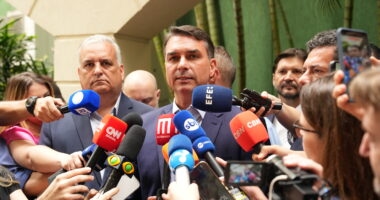 Artigo: Relatório do Coaf contradiz versão de Flávio sobre pagamentos para filme do pai, diz revista