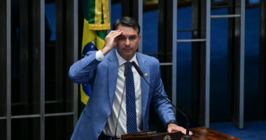 Artigo: Flávio Bolsonaro tem maior rejeição entre candidatos à Presidência, aponta Quaest