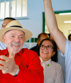 Artigo: AtlasIntel/Bloomberg: Lula lidera com 43% e Flávio Bolsonaro aparece com 37,4%