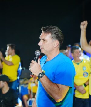 Artigo: Deputada do PSOL pede ao STF apreensão do passaporte de Flávio Bolsonaro