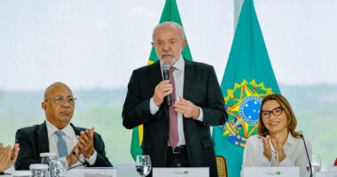 Artigo: Lula sobe o tom contra Flávio e Eduardo e diz que Brasil “não comporta político vira-lata”