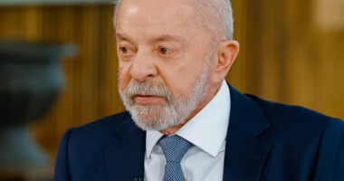 Artigo: Em podcast, Lula vai pra cima e diz que Flávio Bolsonaro “não tem biografia”