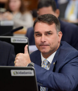 Artigo: Flávio Bolsonaro segue da Argentina para os EUA após escala no Equador, diz site