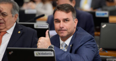 Artigo: Flávio Bolsonaro segue da Argentina para os EUA após escala no Equador, diz site