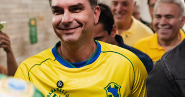 Artigo: Flávio Bolsonaro deixou o Brasil através da Argentina, diz site; aliado nega