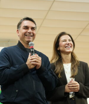 Artigo: Denúncia aponta ameaça de exoneração a servidores de Salvador para participar de ato de Flávio Bolsonaro