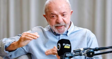 Artigo: Em podcast, Lula diz que Flávio Bolsonaro não tem qualificação “nem para ser síndico de prédio”