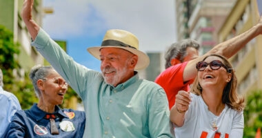 Artigo: Lula vence Flávio Bolsonaro nos primeiros resultados da eleição no exterior