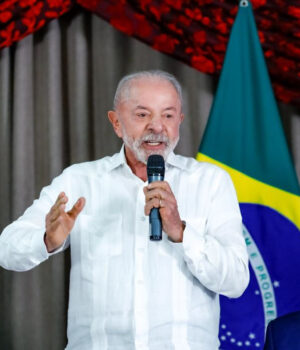 Artigo: Lula cobra posição de Flávio Bolsonaro sobre votação do fim da escala 6×1