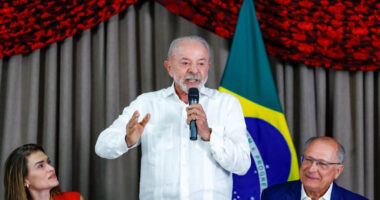 Artigo: Lula cobra posição de Flávio Bolsonaro sobre votação do fim da escala 6×1