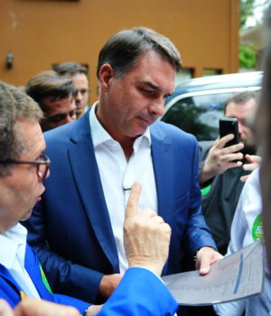 Artigo: O Globo: Flávio Bolsonaro era “usuário master” em offshore dona de parte de jatinho de Vorcaro
